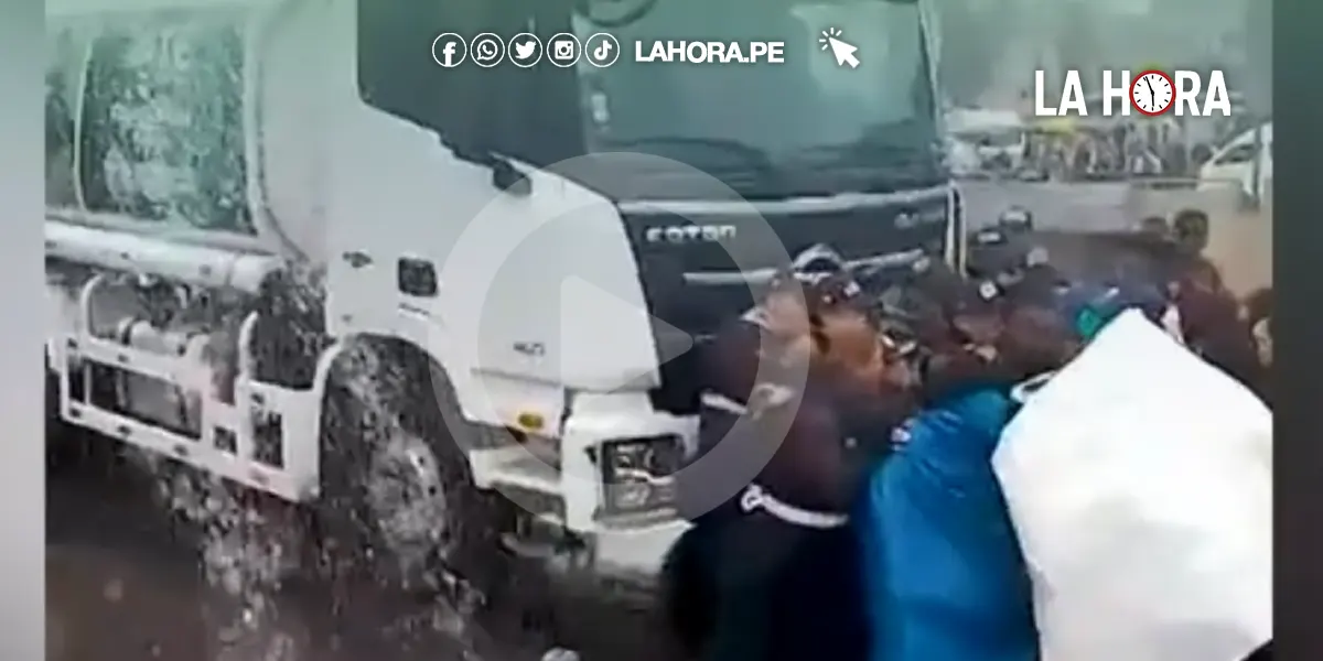 Lima: comerciantes ambulantes son desalojados con camión cisterna en Ate